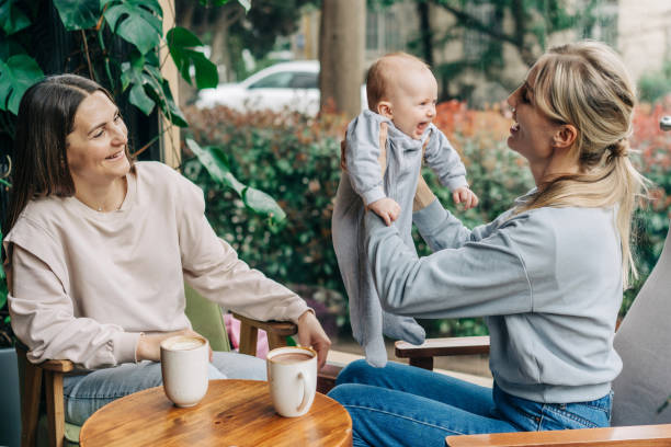 maman nounou et bébé en terasse