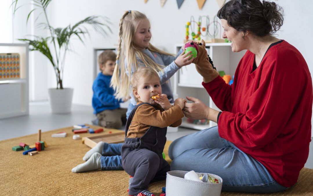 Nounou et enfants jouent
